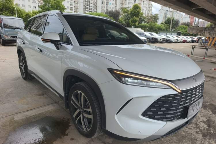 Used BYD Song L DM-i 2024 112 km Beyond Edition Front Right 45 Deg