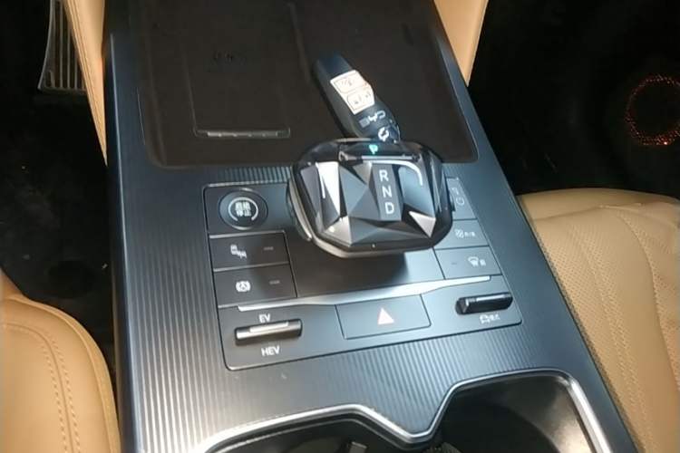 Used BYD Song L DM-i 2024 112 km Beyond Edition Gear Lever