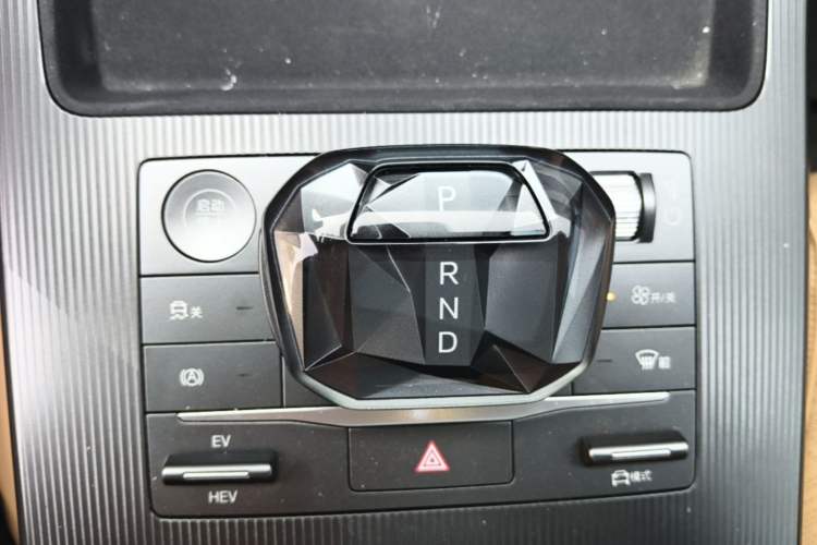 Used BYD Song L DM-i 2024 112 km Leading Edition Gear Lever