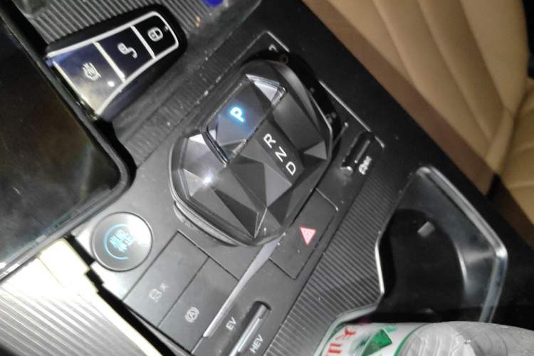 Used BYD Song L DM-i 2024 112 km Leading Edition Gear Lever