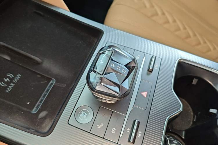 Used BYD Song L DM-i 2024 112 km Beyond Edition Gear Lever
