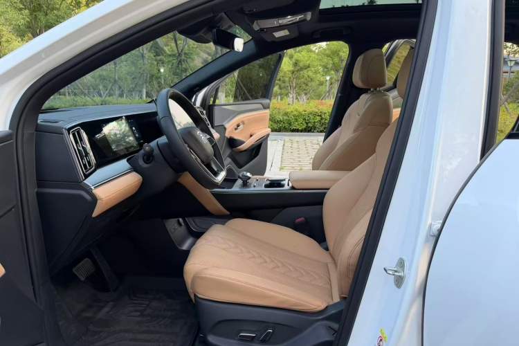 Used BYD Song L DM-i 2024 160 km Excellence Version Interior 1