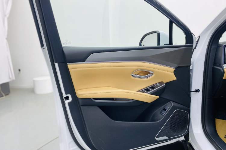 Used BYD Song L DM-i 2024 160 km Excellence Version Interior 6