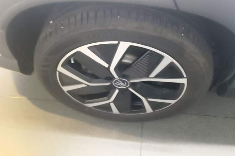 Used BYD Song L DM-i 2024 160 km Excellence Version Right Rear Wheel Hub