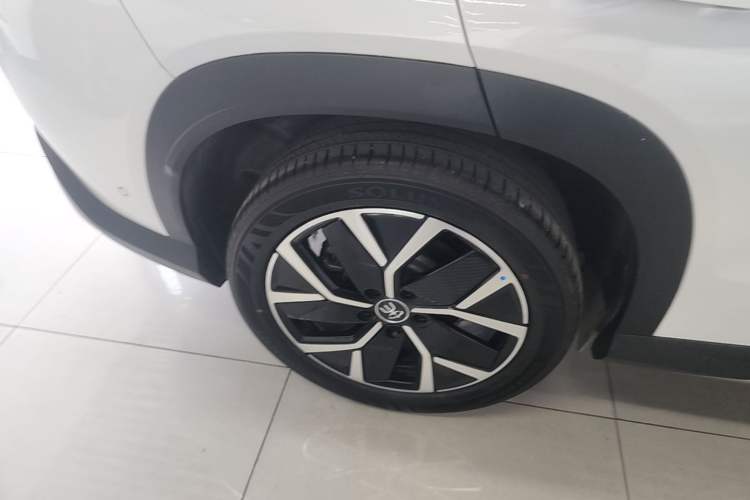 Used BYD Song L DM-i 2024 160 km Excellence Version Right Rear Wheel Hub