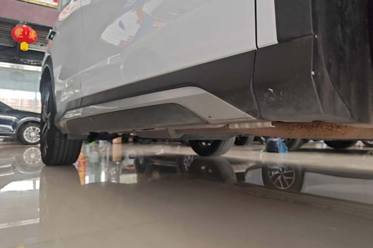Used BYD Song L DM-i 2024 112 km Leading Edition Right Side Sill