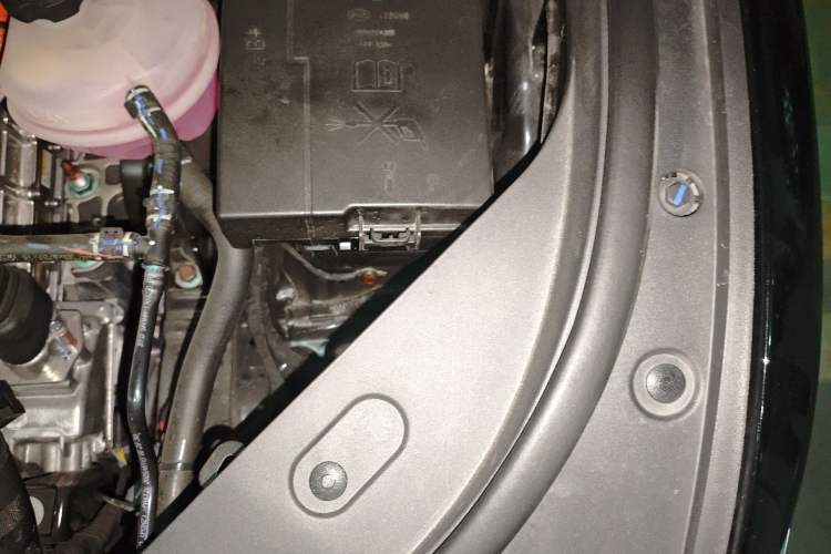 Used BYD Song L DM-i 2025 Intelligent Driving Version 160 km Beyond-Range Type Engine Bay Left