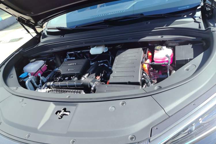 Used BYD Song L DM-i 2025 Intelligent Driving Version 160 km Beyond-Range Type Engine Bay