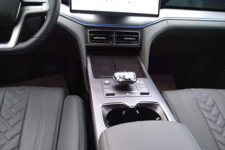 Used BYD Song L DM-i 2025 Intelligent Driving Version 160 km Beyond-Range Type Gear Lever