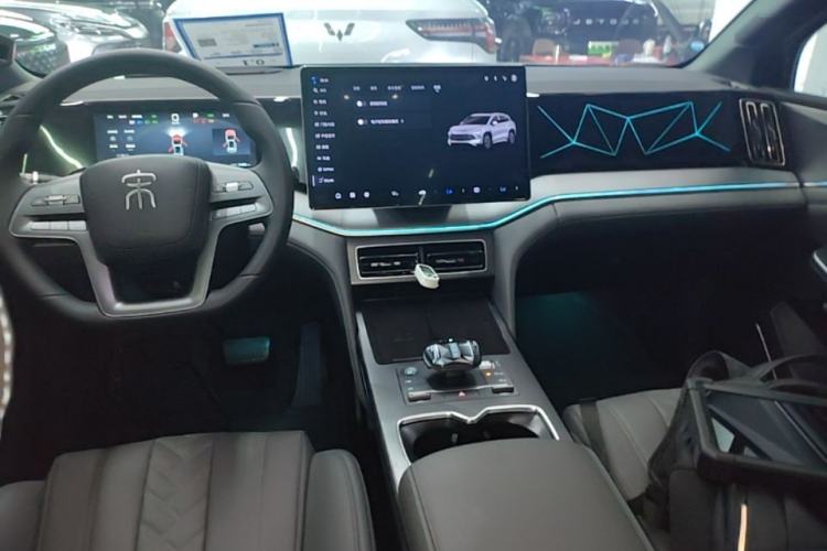 Used BYD Song L DM-i 2025 Intelligent Driving Version 160 km Beyond-Range Type Center Console