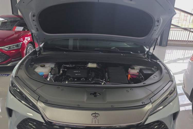 Used BYD Song L DM-i 2025 Intelligent Driving Version 160 km Beyond-Range Type Engine Bay