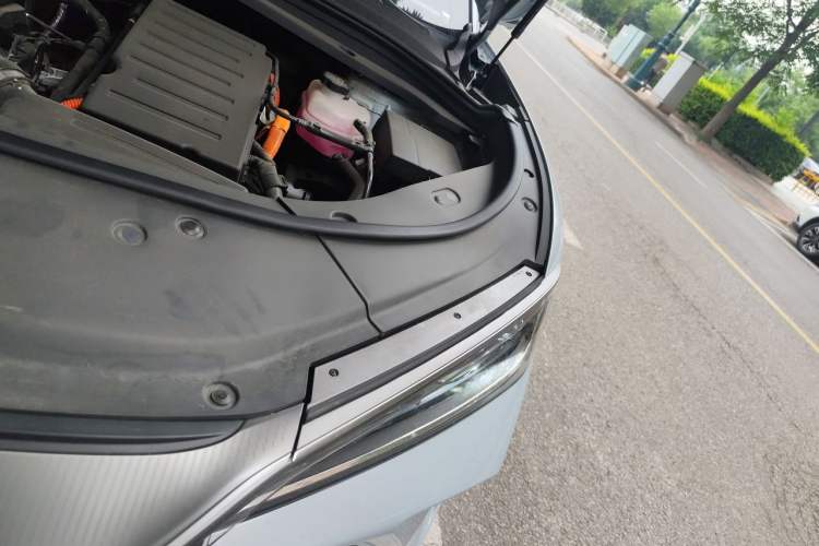 Used BYD Song L DM-i 2025 Intelligent Driving Version 112 km Beyond-Range Type Engine Bay Left