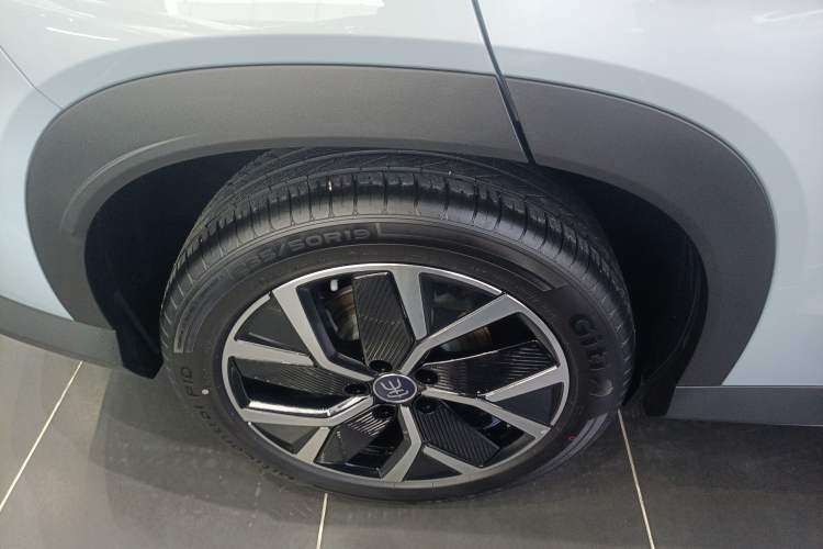 Used BYD Song L DM-i 2025 Intelligent Driving Version 160 km Beyond-Range Type Exterior 8