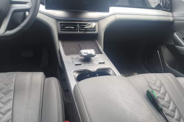Used BYD Song L DM-i 2025 Intelligent Driving Version 160 km Beyond-Range Type Gear Lever