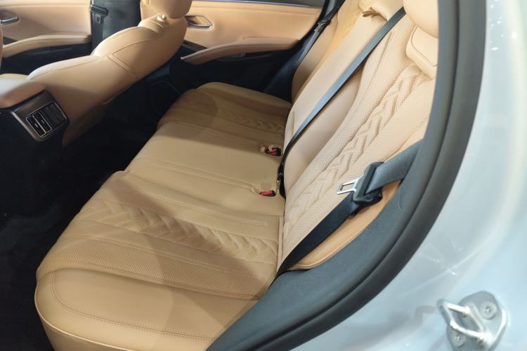 Used BYD Song L DM-i 2025 Intelligent Driving Version 160 km Beyond-Range Type Interior 4