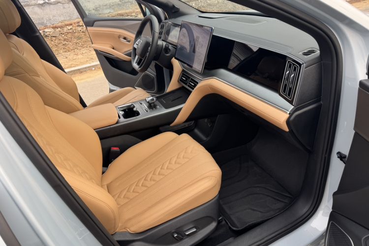 Used BYD Song L DM-i 2025 Intelligent Driving Version 160 km Beyond-Range Type Interior 5