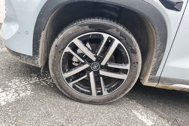 Used BYD Song L DM-i 2025 Intelligent Driving Version 112 km Leading Trim Left Front Wheel Hub