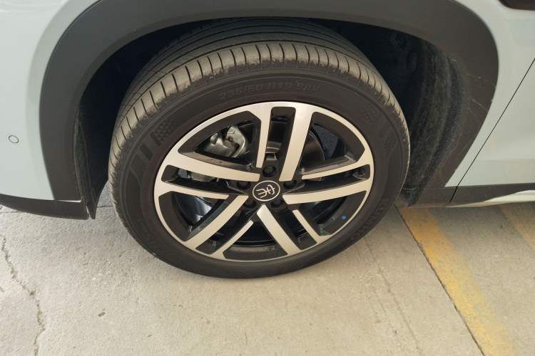 Used BYD Song L DM-i 2025 Intelligent Driving Version 112 km Leading Trim Left Front Wheel Hub