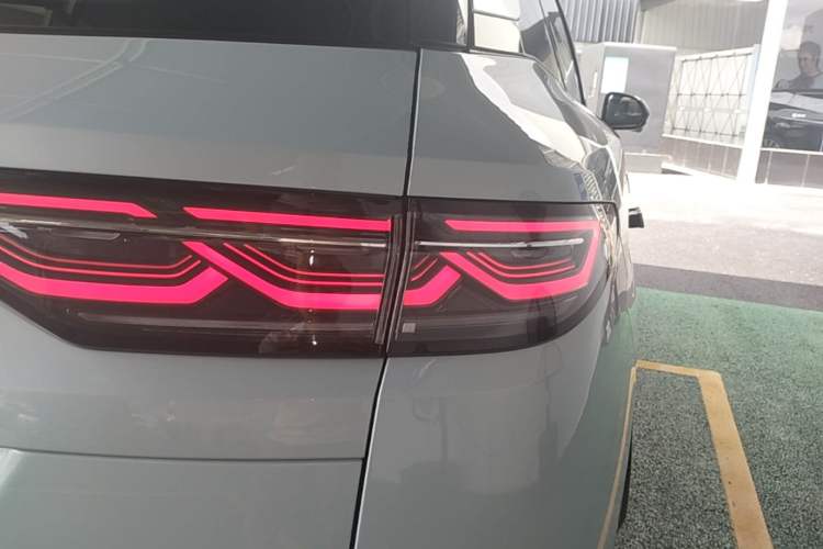 Used BYD Song L DM-i 2025 Intelligent Driving Version 160 km Beyond-Range Type Right Rear Taillight