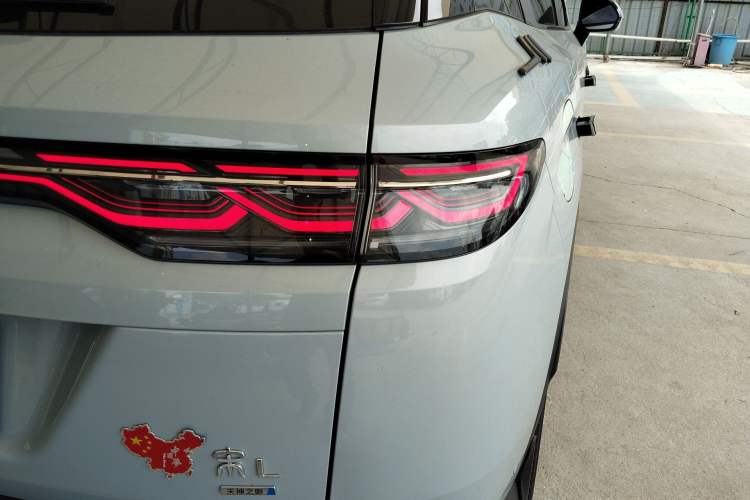 Used BYD Song L DM-i 2025 Intelligent Driving Version 112 km Leading Trim Right Rear Taillight