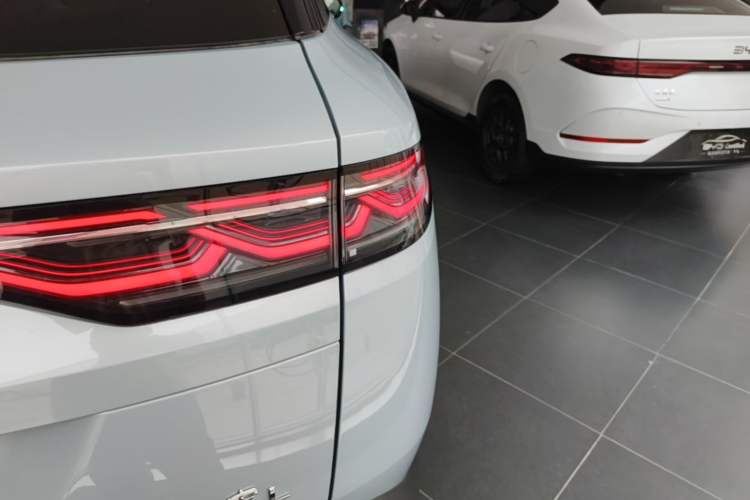 Used BYD Song L DM-i 2025 Intelligent Driving Version 112 km Beyond-Range Type Right Rear Taillight