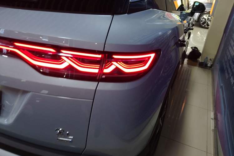 Used BYD Song L DM-i 2025 Intelligent Driving Version 160 km Beyond-Range Type Right Rear Taillight