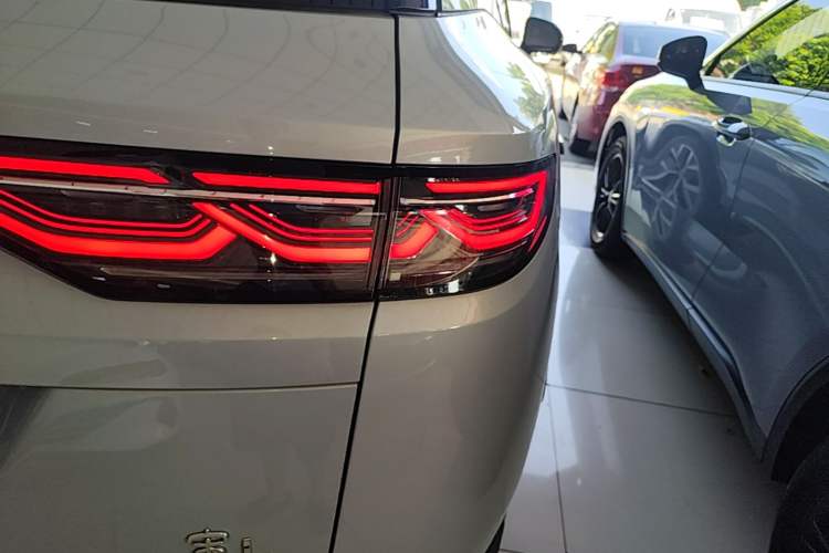 Used BYD Song L DM-i 2025 Intelligent Driving Version 160 km Beyond-Range Type Right Rear Taillight