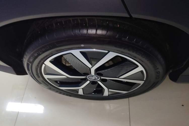 Used BYD Song L DM-i 2025 Intelligent Driving Version 160 km Beyond-Range Type Right Rear Wheel Hub
