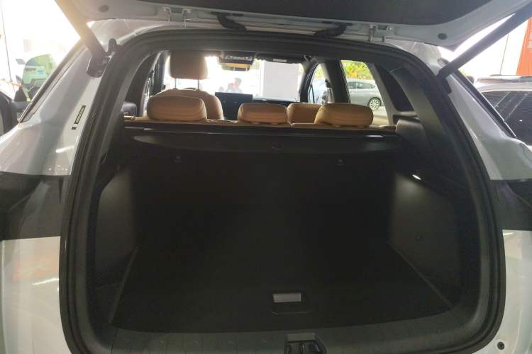 Used BYD Song L DM-i 2025 Intelligent Driving Version 160 km Beyond-Range Type Trunk