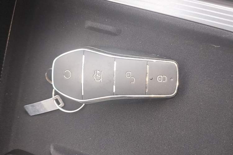 Used BYD Song L DM-i 2025 Intelligent Driving Version 160 km Beyond-Range Type Vehicle Key