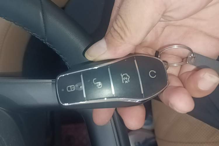 Used BYD Song L DM-i 2025 Intelligent Driving Version 112 km Beyond-Range Type Vehicle Key