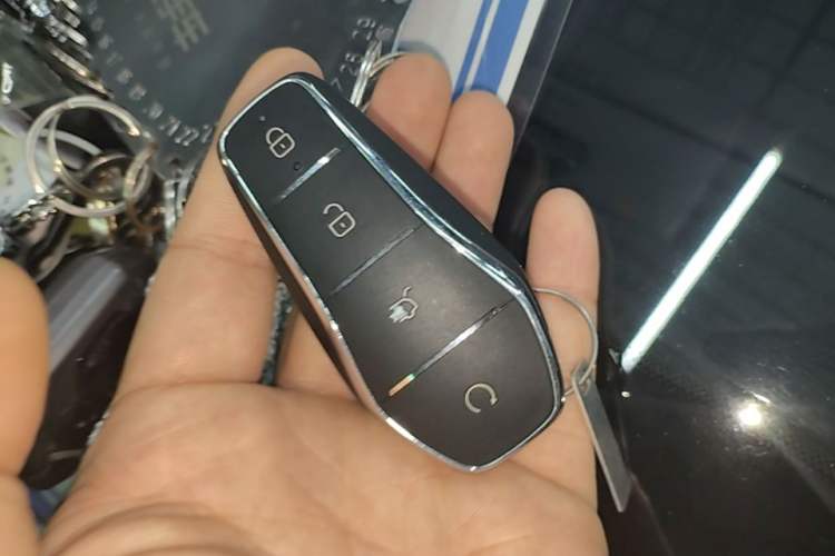 Used BYD Song L DM-i 2025 Intelligent Driving Version 160 km Beyond-Range Type Vehicle Key