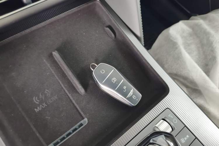 Used BYD Song L DM-i 2025 Intelligent Driving Version 112 km Beyond-Range Type Vehicle Key