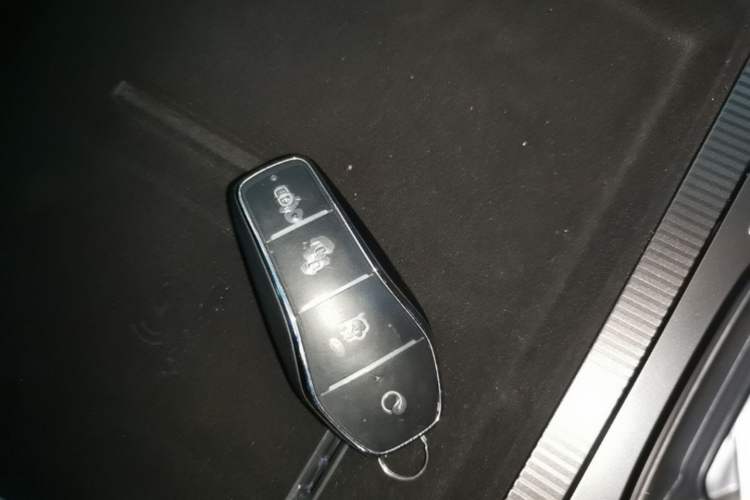 Used BYD Song L DM-i 2025 Intelligent Driving Version 112 km Beyond-Range Type Vehicle Key