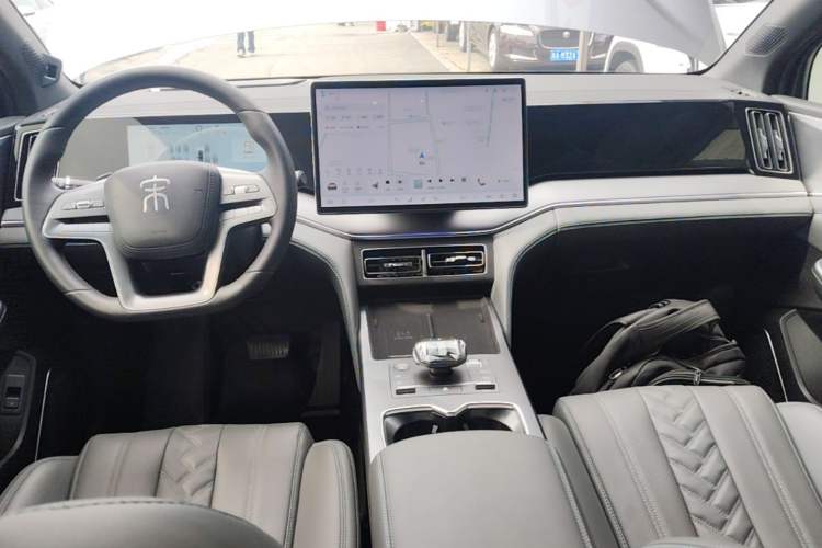 Used BYD Song L DM-i 2025 Intelligent Driving Version 160 km Beyond-Range Type Center Console