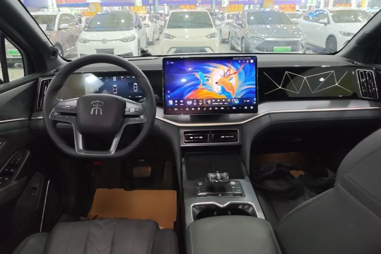 Used BYD Song L DM-i 2025 Intelligent Driving Version 160 km Beyond-Range Type Center Console