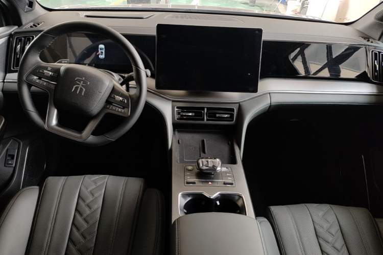 Used BYD Song L DM-i 2025 Intelligent Driving Version 112 km Beyond-Range Type Center Console