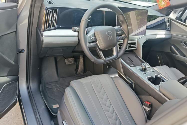 Used BYD Song L DM-i 2025 Intelligent Driving Version 112 km Beyond-Range Type Center Console