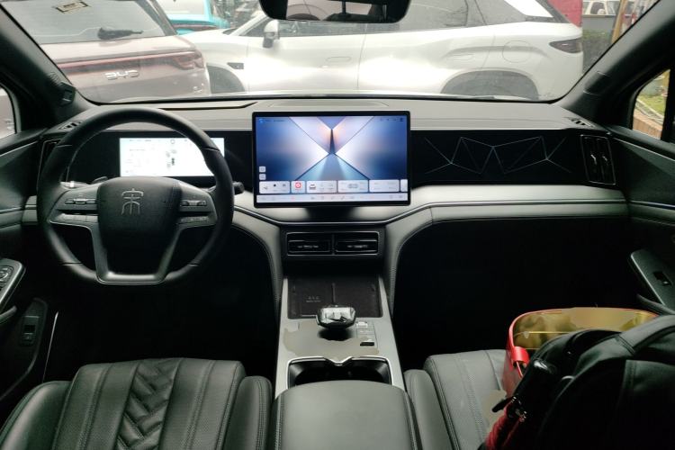Used BYD Song L DM-i 2025 Intelligent Driving Version 160 km Beyond-Range Type Center Console
