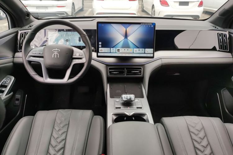 Used BYD Song L DM-i 2025 Intelligent Driving Version 160 km Beyond-Range Type Center Console