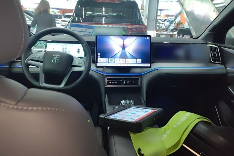 Used BYD Song L DM-i 2025 Intelligent Driving Version 160 km Beyond-Range Type Center Console