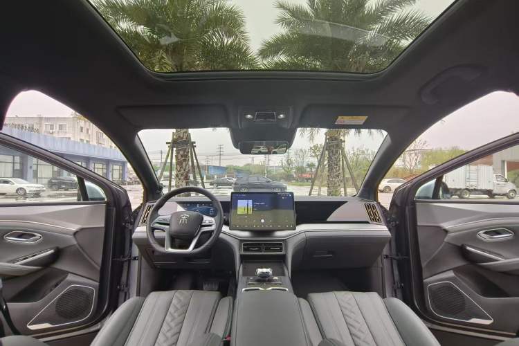 Used BYD Song L DM-i 2025 Intelligent Driving Version 112 km Beyond-Range Type Center Console