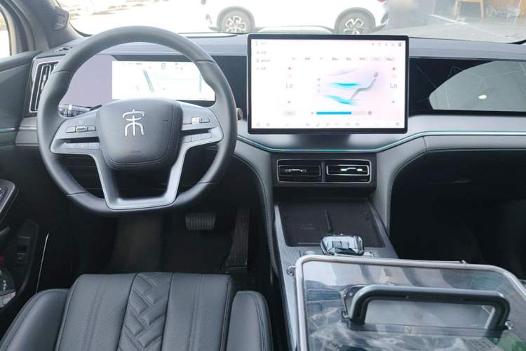 Used BYD Song L DM-i 2025 Intelligent Driving Version 160 km Beyond-Range Type Center Console