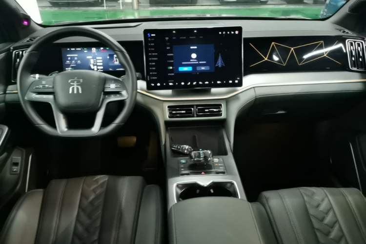 Used BYD Song L DM-i 2025 Intelligent Driving Version 160 km Beyond-Range Type Center Console