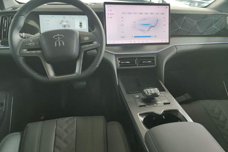 Used BYD Song L DM-i 2025 Intelligent Driving Version 160 km Beyond-Range Type Center Console