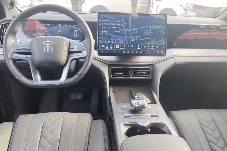 Used BYD Song L DM-i 2025 Intelligent Driving Version 112 km Beyond-Range Type Center Console