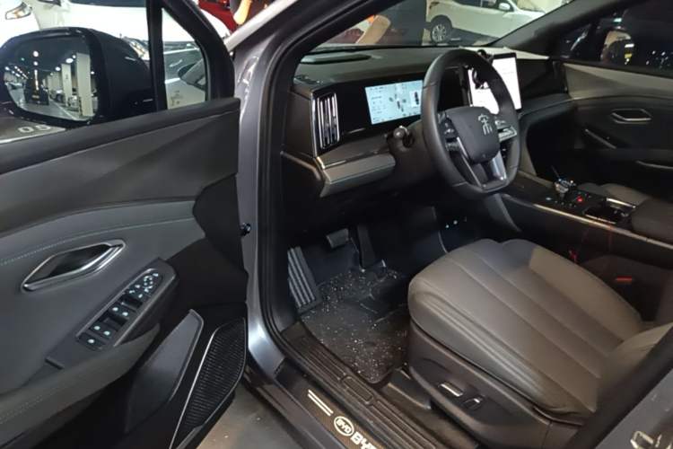 Used BYD Song L DM-i 2025 Intelligent Driving Version 112 km Leading Trim Driver Seat