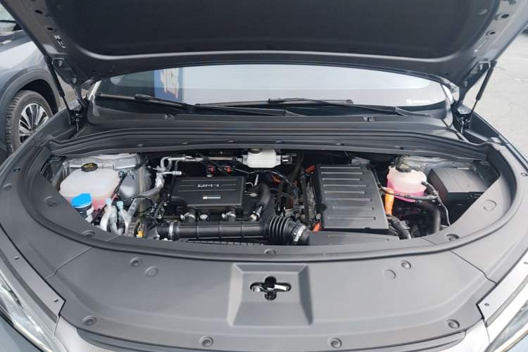 Used BYD Song L DM-i 2025 Intelligent Driving Version 160 km Beyond-Range Type Engine Bay
