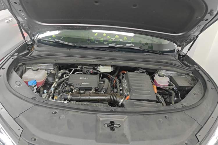Used BYD Song L DM-i 2025 Intelligent Driving Version 112 km Beyond-Range Type Engine Bay