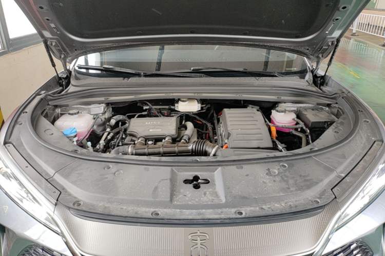 Used BYD Song L DM-i 2025 Intelligent Driving Version 112 km Beyond-Range Type Engine Bay